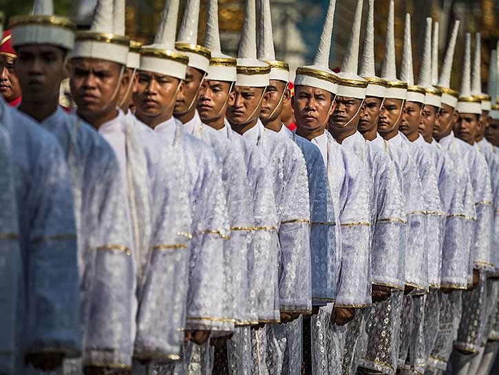 Бангкок, Таиланд. Траурная процессия во время похорон Верховного патриарха страны Сомдета Пхра Наянасамвары, скончавшегося в возрасте 100 лет