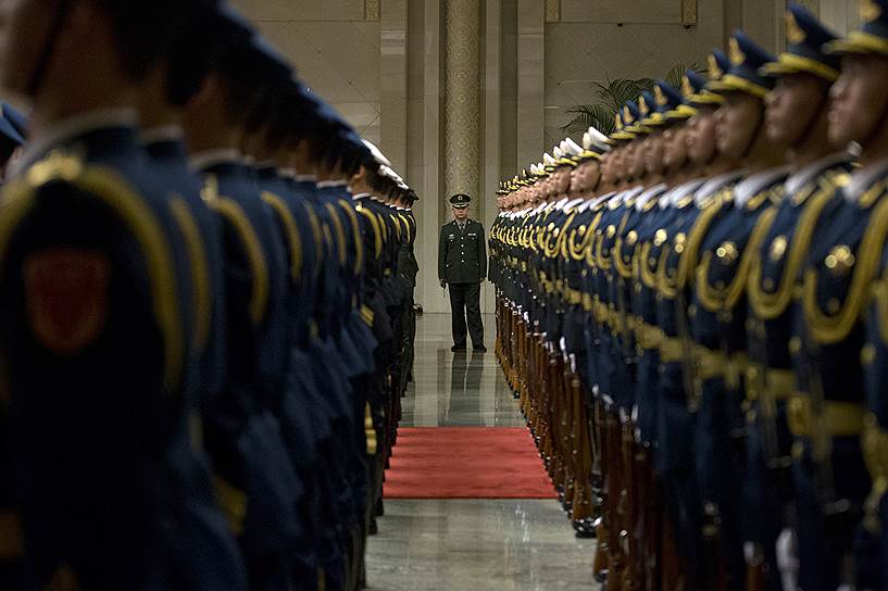 Пекин, Китай. Почетный караул готовится к приветственной церемонии премьер-министра России Дмитрия Медведева в Доме народных собраний