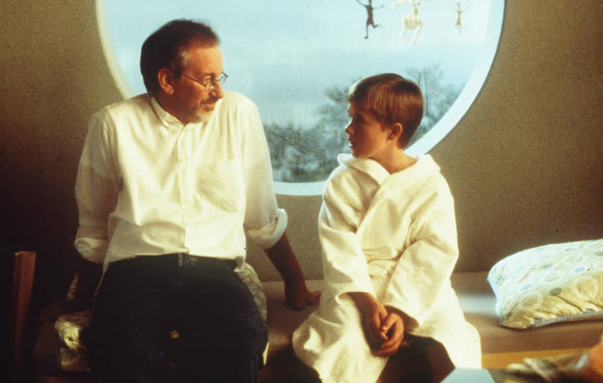 В 2001 году Стивен Спилберг снял фильм «Искусственный разум» (кадр на фото), работу над которым Стэнли Кубрик начал незадолго до собственной смерти. Продюсер Ян Харлан тогда заявил, что покойному режиссеру понравился бы итоговый фильм