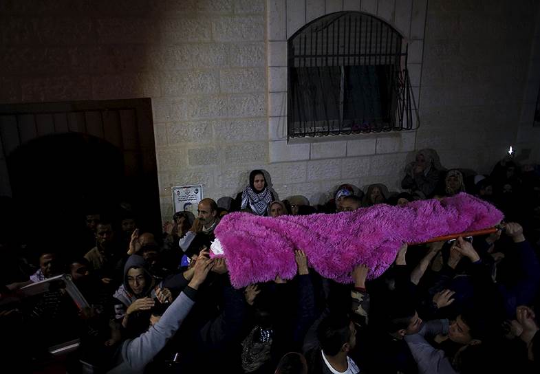 Рамалла, Палестина. Похороны 14-летней Хадель Аввад, застреленной, по словам израильских военных, полицейским при попытке заколоть того ножницами в Иерусалиме 