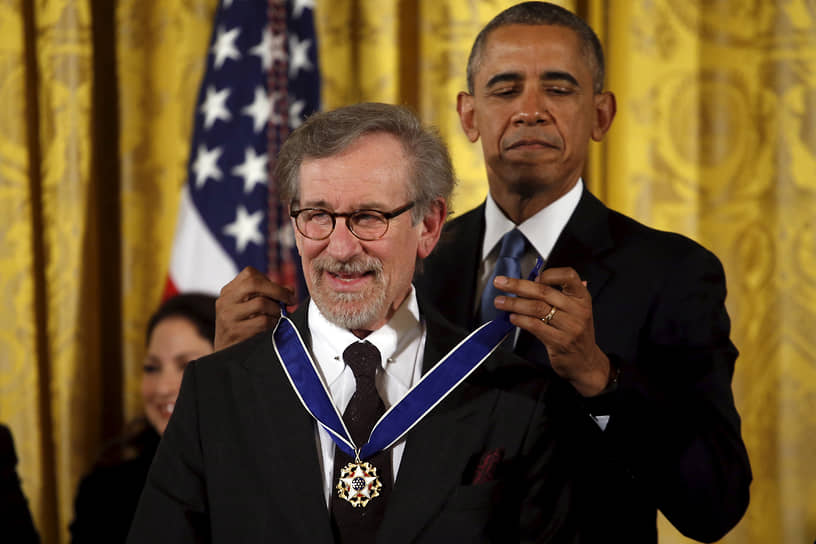 Кроме кинонаград Стивен Спилберг был награжден в 2009 году «Медалью Свободы» — одной  из двух высших наград США для гражданских лиц, которую вручает президент США. Свою медаль режиссер получил за артистическую и гуманитарную деятельность