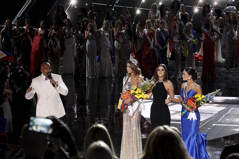 Слева направо: ведущий Стив Харви, «Мисс Колумбия» Ариадна Гутьеррес, получившая корону победительницы по ошибке; бывшая «Мисс Вселенная» Полина Вега и «Мисс Филиппины» Пиа Алонсо Вуртцбах