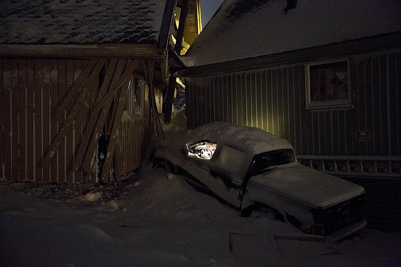 Лонгйир, Норвегия. Автомобиль, застрявший между двумя строениями, сдвинутыми друг к другу сошедшей лавиной