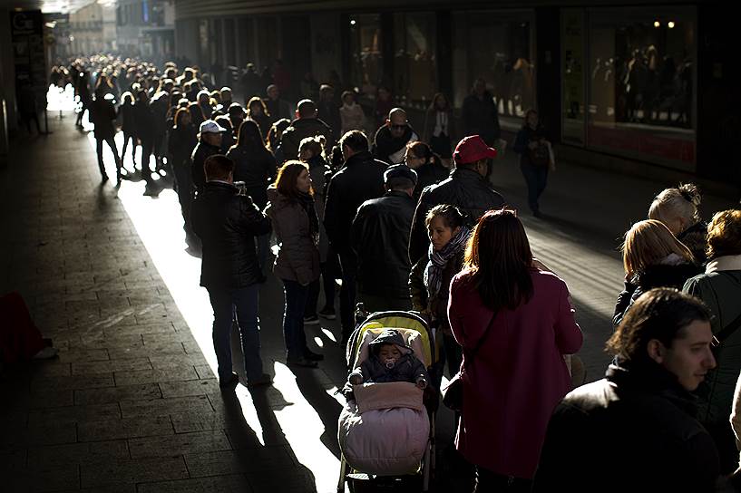 Мадрид, Испания. Люди стоят в очереди, чтобы купить лотерейные билеты.
