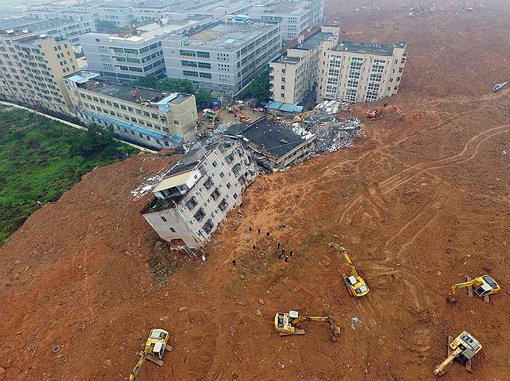 Шэньчжэнь, Китай. Последствия схода оползня в промышленном парке города. Под завалами оказались 33 здания, около 90 человек числятся пропавшими без вести