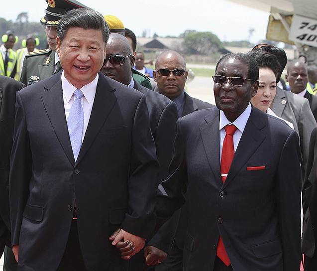 Президент Зимбабве Роберт Мугабе (справа) 