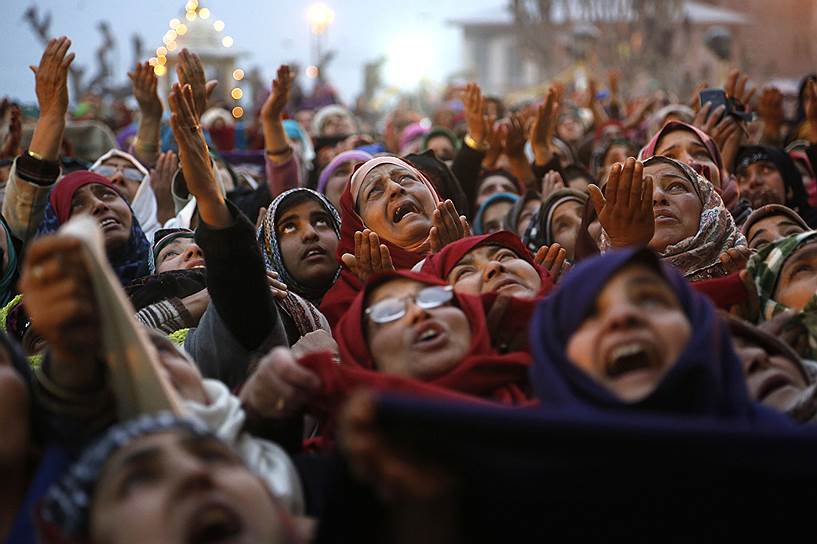 Шринагар, Индия. Кашмирские мусульмане во время показа святой реликвии пророка Мухаммеда