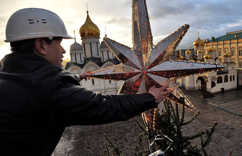 Москва, Россия. Украшение главной новогодней елки страны на Соборной площади Кремля