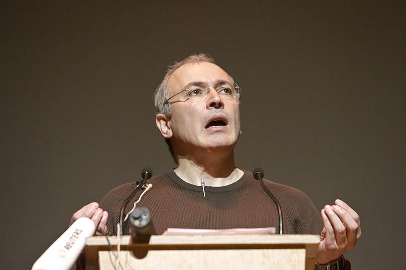 23 декабря. Михаила Ходорковского заочно арестовали по обвинению в организации убийства мэра Нефтеюганска Владимира Петухова