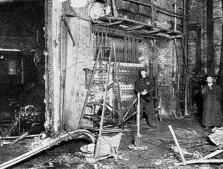 1903 год. Крупнейший пожар в истории американского театра — в театре «Ирокез» в Чикаго, в результате которого погиб 571 человек