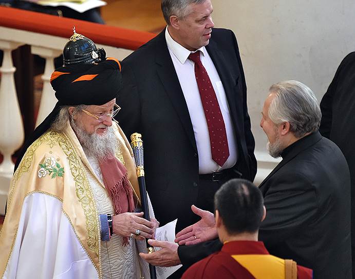 Верховный муфтий России, председатель Центрального духовного управления мусульман Талгат Таджутдин (слева)