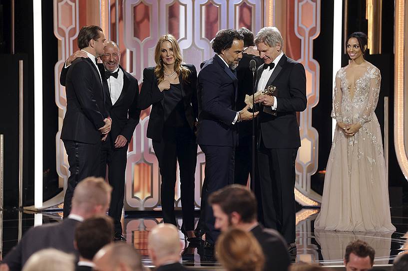 Режиссер «Выжившего» Алехандро Гонсалес Иньярриту (слева) получил награду в номинации «Лучший режиссер» из рук Харрисона Форда
