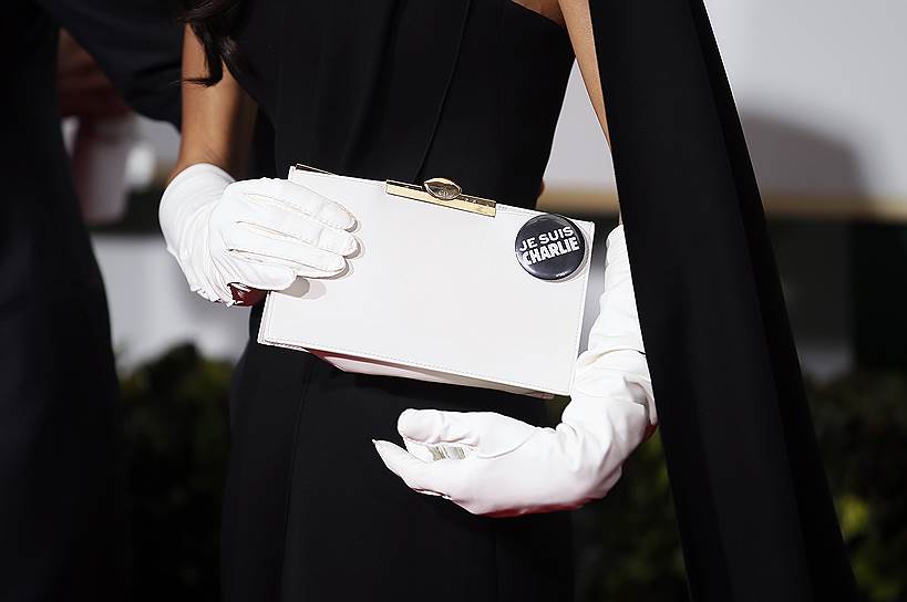 Клатч с надписью «Je Suis Charlie» супруги Джорджа Клуни Амаль 