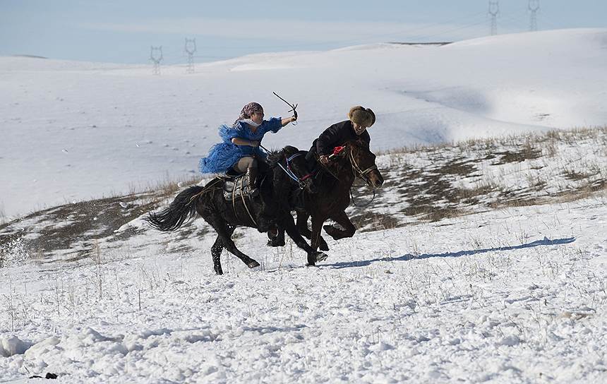 Инин, Китай. Игра на лошадях «Поймай девушку» на зимнем фестивале