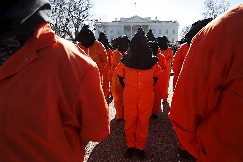 Вашингтон, США. Акция протеста у стен Белого дома, устроенная активистами из Amnesty International и других правозащитных организаций, с требованием закрытия американской тюрьмы в Гуантанамо