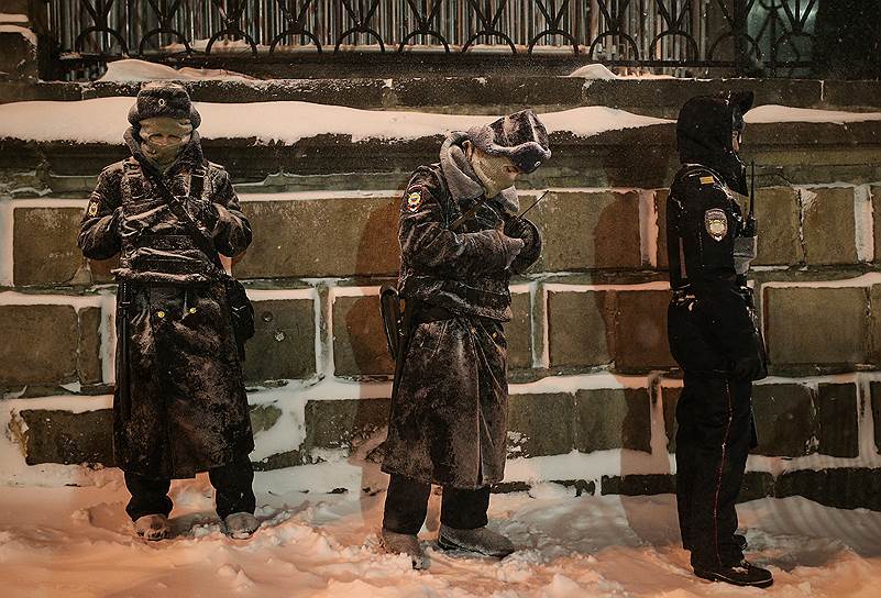 Москва, Россия. Сотрудники полиции на дежурстве на Красной площади во время снегопада