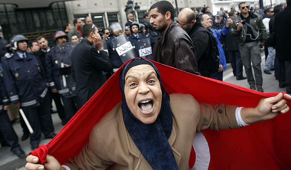 Первой революцией «арабской весны» считается «жасминовая революция» в Тунисе, произошедшая в январе 2011 года. Массовые протесты начались в стране в декабре 2010 года после самосожжение торговца  тунисского города Сиди-Бузид Мухаммеда Буазизи. Вскоре  волнения распространились на всю страну, а в столице был введен комендантский час