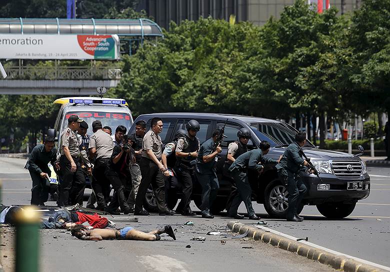 14 января. В индонезийской Джакарте прогремели шесть взрывов, в результате которых погибли 17 человек. Власти квалифицировали случившееся как теракт 
