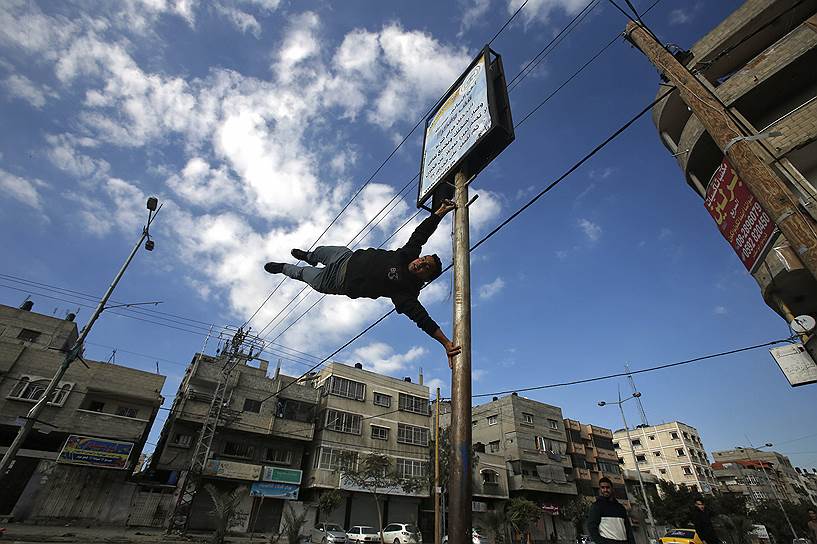 Сектор Газа, Палестина. Палестинская молодежь демонстрирует свои навыки паркура