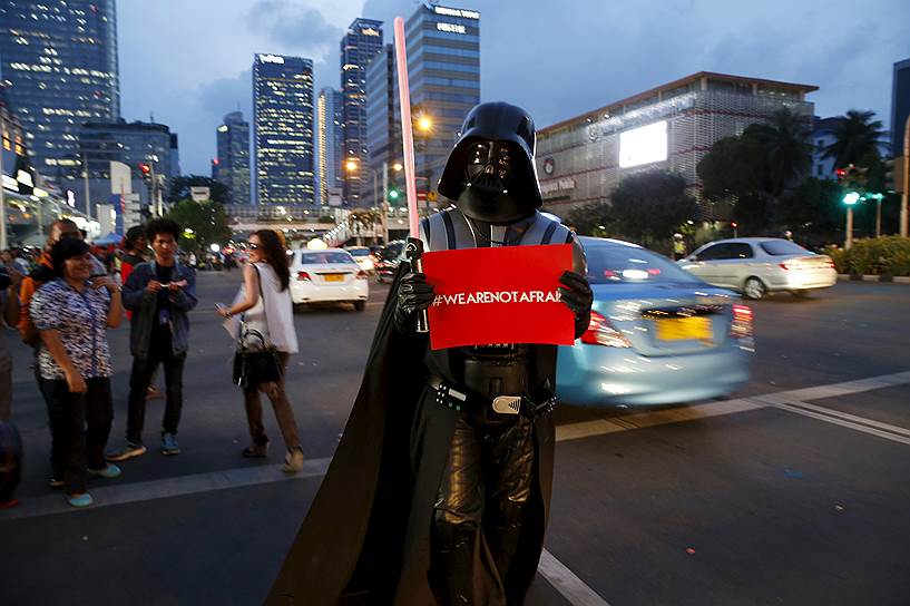 Джакарта, Индонезия. Мужчина в костюме Дарта Вейдера держит табличку с надписью &quot;Мы не боимся&quot; после нападения террористов 