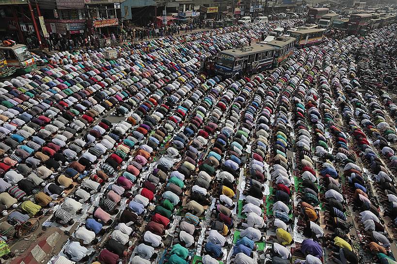 Дакка, Бангладеш. Мусульмане во время молитвы