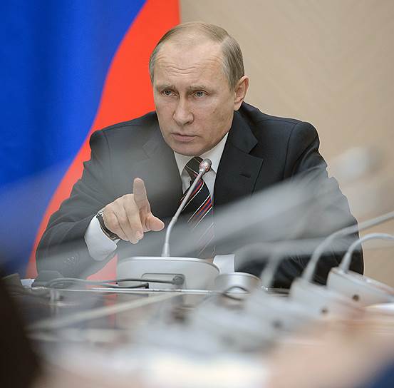 Президент России Владимир Путин во время совещания с членами правительства России в резиденции Ново-Огарево