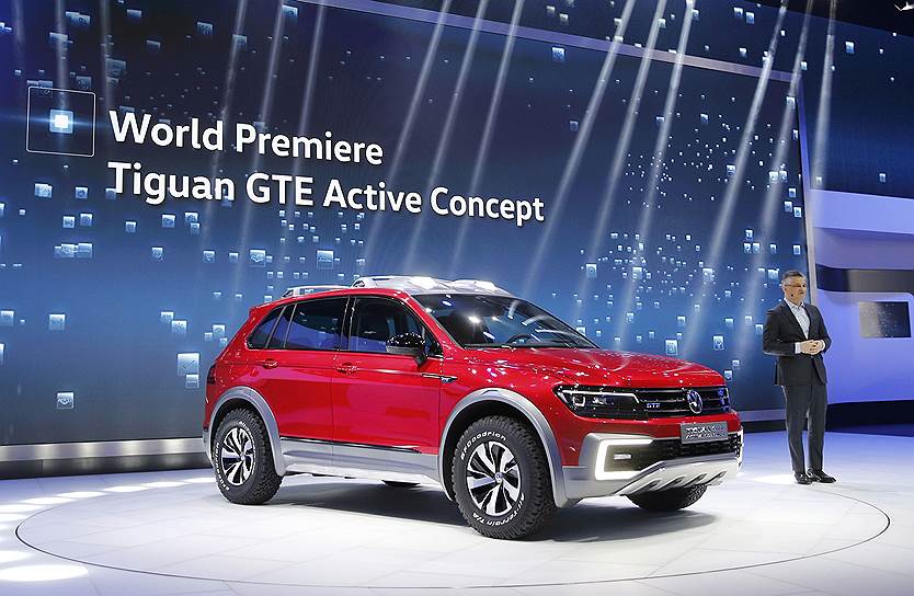 Tiguan GTE Active Concept представил глава VW Group Майкл Хорн