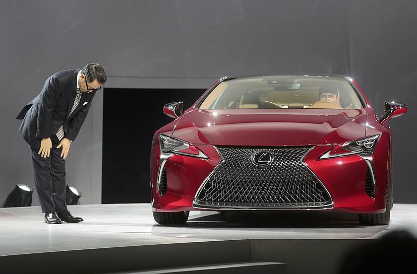 Дебют нового Lexus LC 500 действительно заслуживал поклона, которого удостоился от главы компании Акио Тойоды