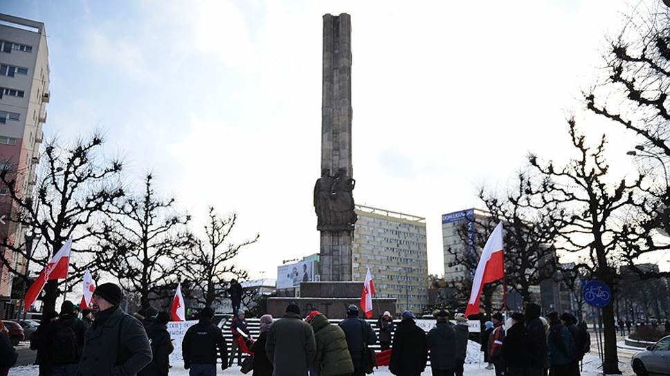 Как осквернили советский памятник в Польше