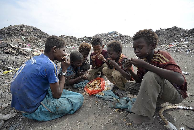 Ходейда, Йемен. Дети едят на свалке по переработке отходов