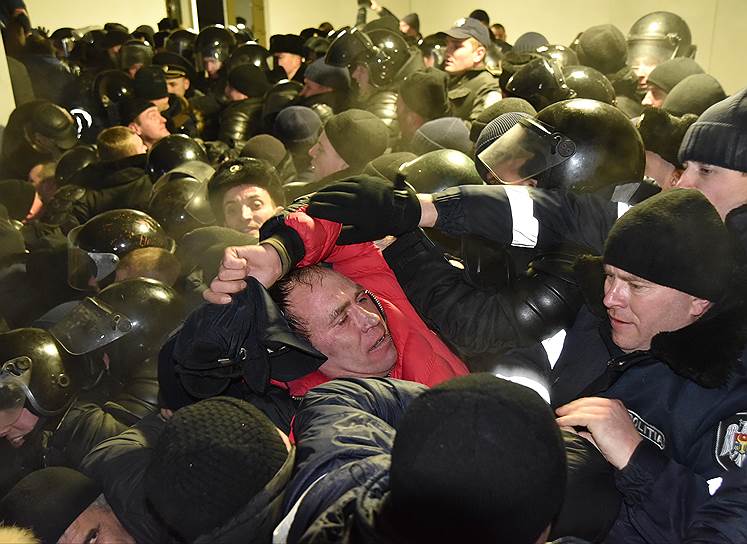 Столкновения между полицией и протестующими во время захвата здания Парламента Молдавии после митинга с требованием отставки правительства