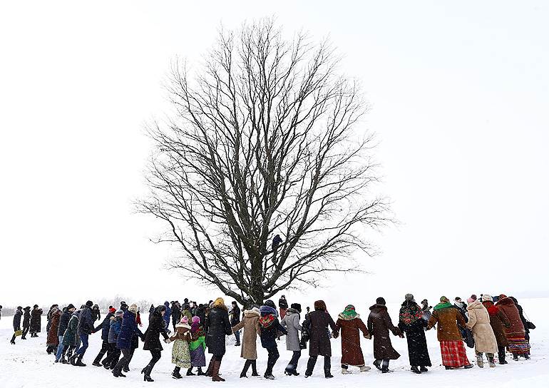 Жители белорусского села празднуют Коляду 