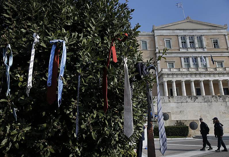 Галстуки, которые развесили на деревьях перед зданием парламента греческие адвокаты, во время демонстрации против пенсионных реформ в Афинах
