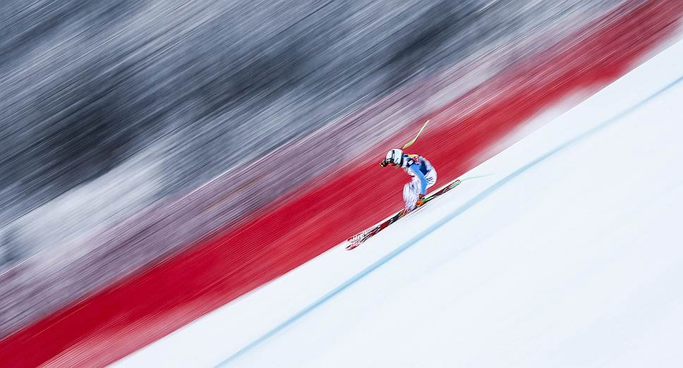 Немецкий лыжник Андреас Сандер на скоростном спуске во время  мужского Кубка мира по горным лыжам в австрийском городе Кицбюэль