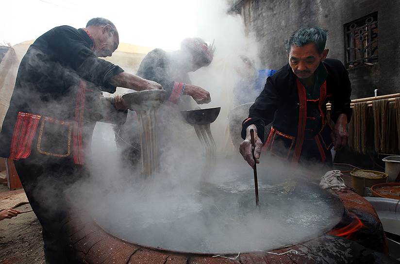 Жители готовят лапшу из сладкого картофеля в городе  города Гуйлинь на юго-западе Китая 