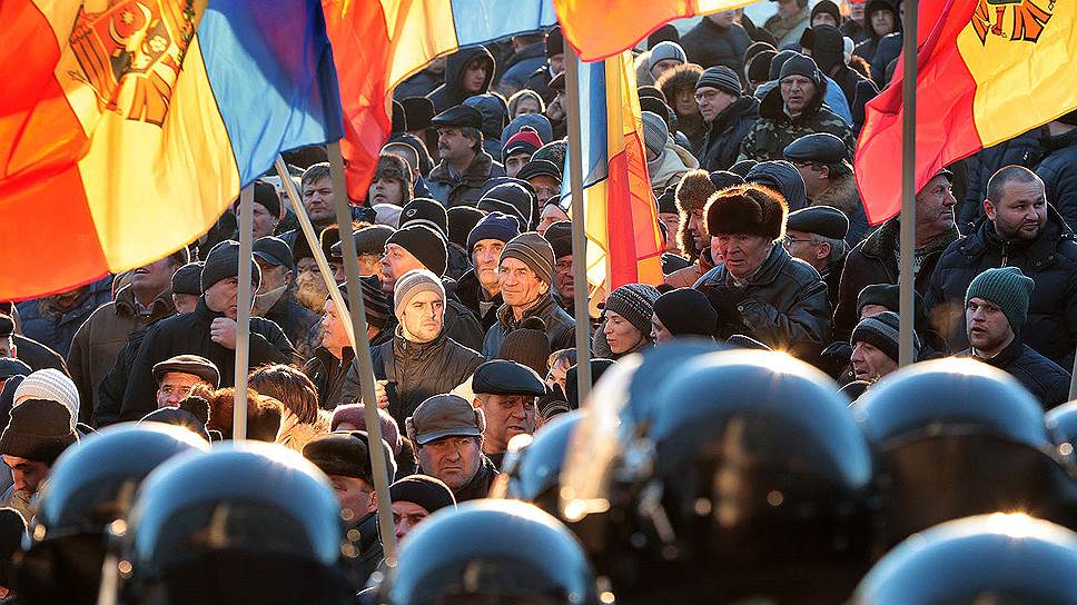Правительству Молдавии достается справа и слева