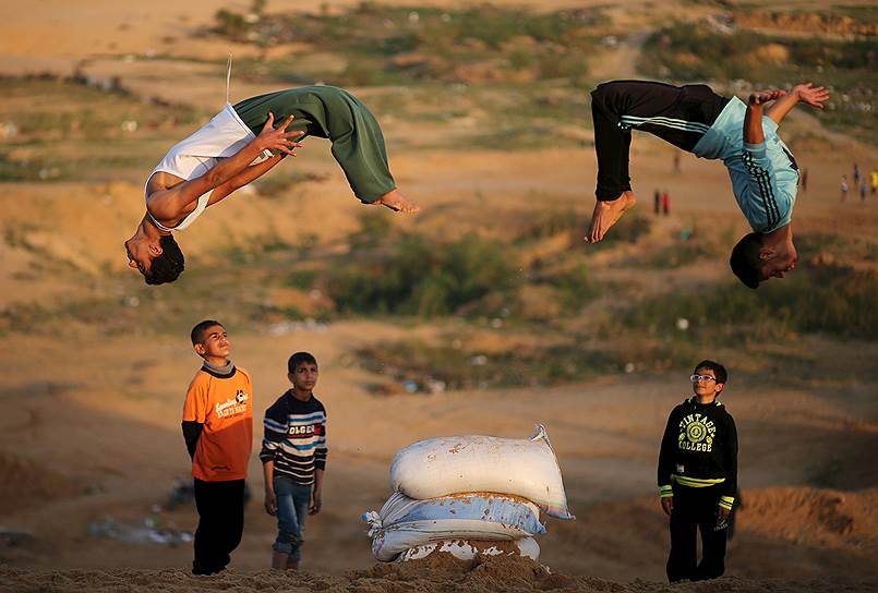 Сектор Газа, Палестина. Палестинские мальчики демонстрируют навыки паркура
