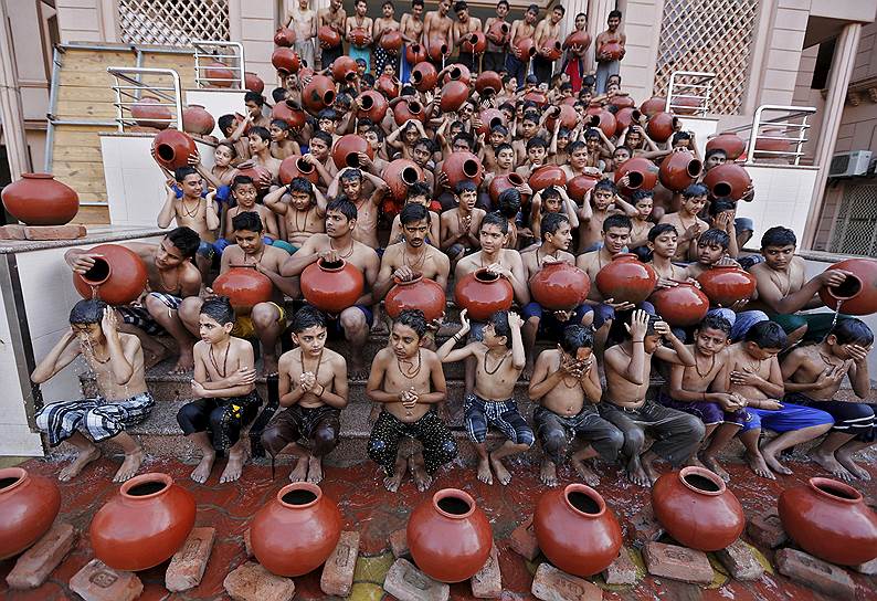 Ахмедабад, Индия. Студенты с глиняными кувшинами, наполненными водой, в святой купальне во время фестиваля «Магх Мела»