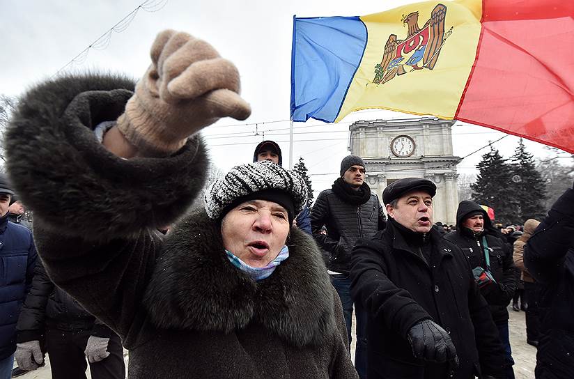 Кишинев, Молдова. Акция протеста против нового правительства во главе с бывшим министром связи Молдовы Павлом Филипом у здания парламента