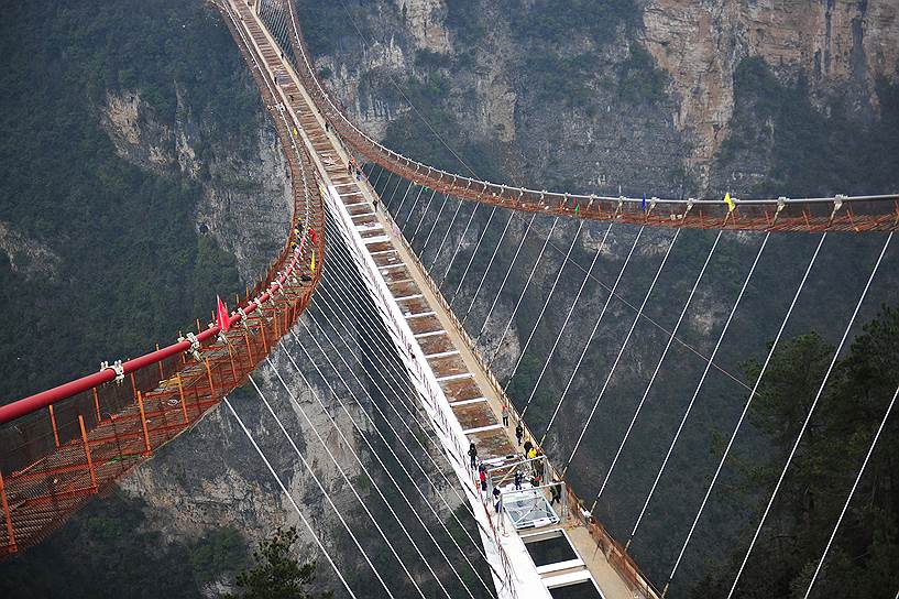 Чжанцзяцзе, Китай. Строительство «стеклянного» моста над Большим каньоном Чжанцзяцзе 