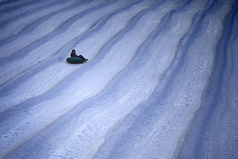 Маува, США. Ребенок скользит по одной из 10 снежных трасс для тюбинга