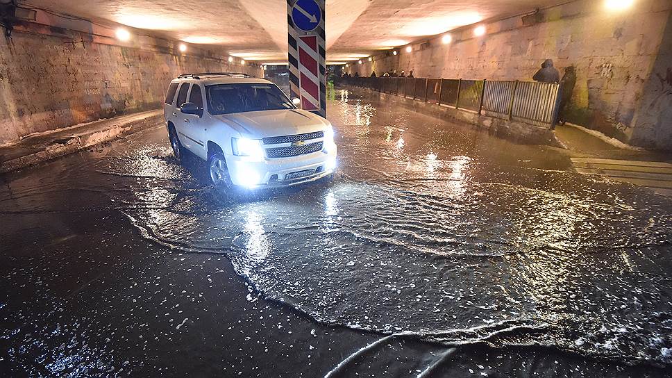 Москва, Россия. Талая вода, затопившая проезд под путепроводом в центре города