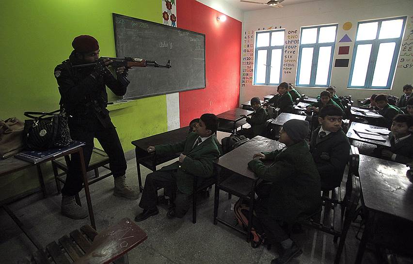 Пешавар, Пакистан. Сотрудник спецназа полиции во время учений по отражению атаки террористов в городской школе