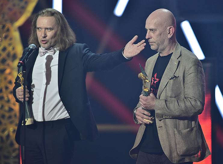 Слева направо: режиссеры Анатолий Белозеров и Лев Ежов, получившие премию &quot;Золотой орел&quot; в номинации &quot;Лучшая работа звукорежиссера&quot;