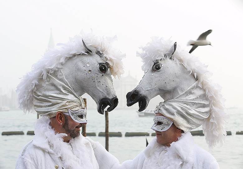 Венеция, Италия. Участники Венецианского карнавала на площади Сан-Марко