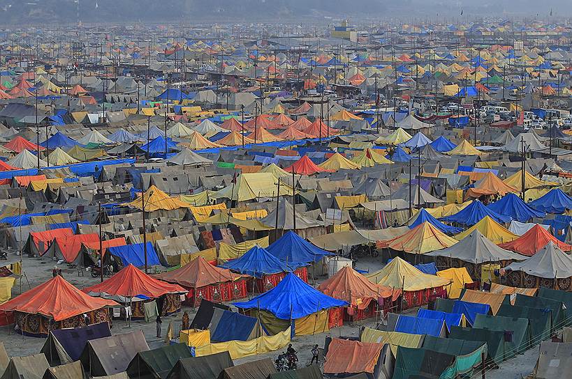 Аллахабад, Индия. Палаточный город, построенный для паломников, прибывающих на индуистский праздник Магха Мела, который длится один месяц
