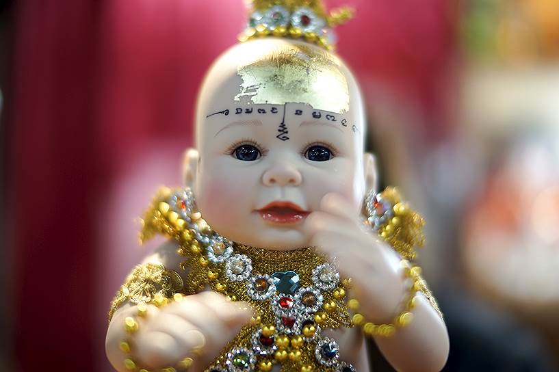 «Лук тхеп» — пластиковые куклы размером с настоящего младенца. Несмотря на высокую цену, которая варьируется от $40 до $1000, «детские ангелы» набирают большую популярность среди широких слоев населения