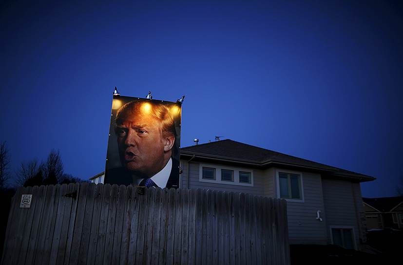Де-Мойн, США. Плакат с изображением кандидата в президенты США Дональда Трампа у дома одного из его сторонников