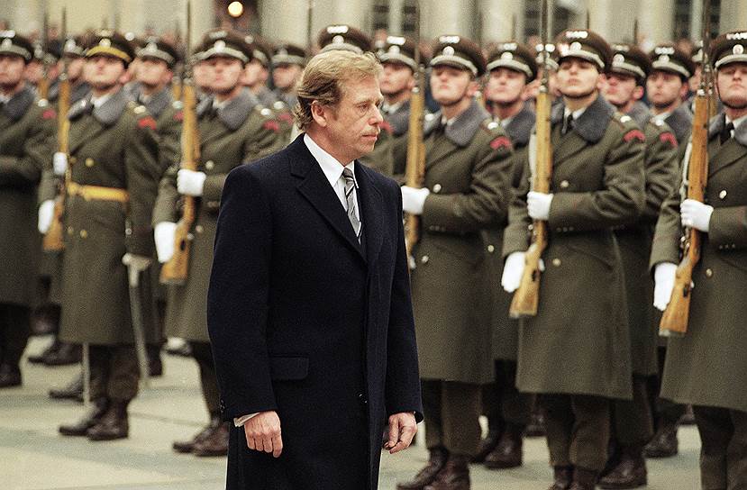 В ноябре 1989 года с мирной демонстрации студентов в Праге началась «бархатная революция» в Чехословакии, которая привела к падению коммунистического режима. А в конце того же года на заседании парламента бывшего диссидента чуть ли не единогласно избрали президентом Чехословакии

