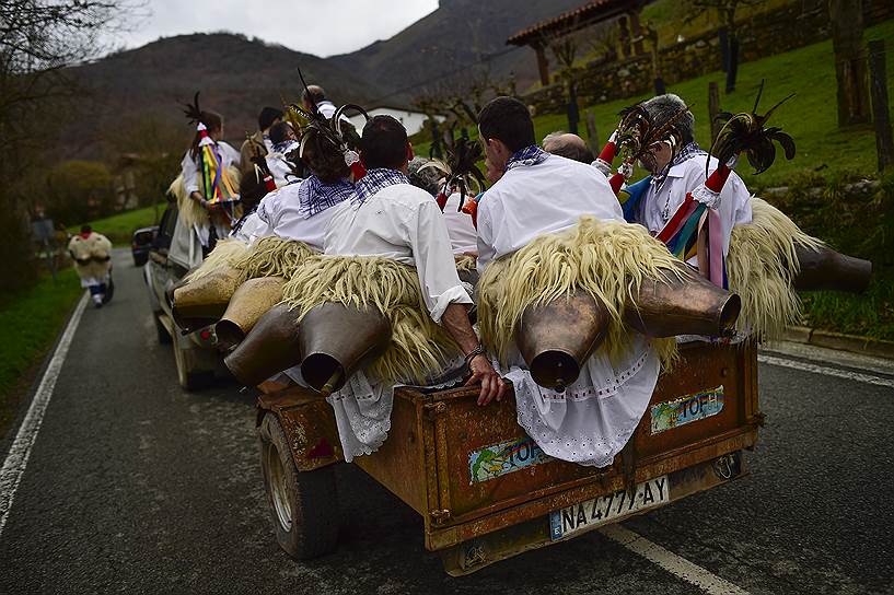 Итурен, Испания. Участники одного из древнейших карнавалов в Европе, возвращающиеся домой